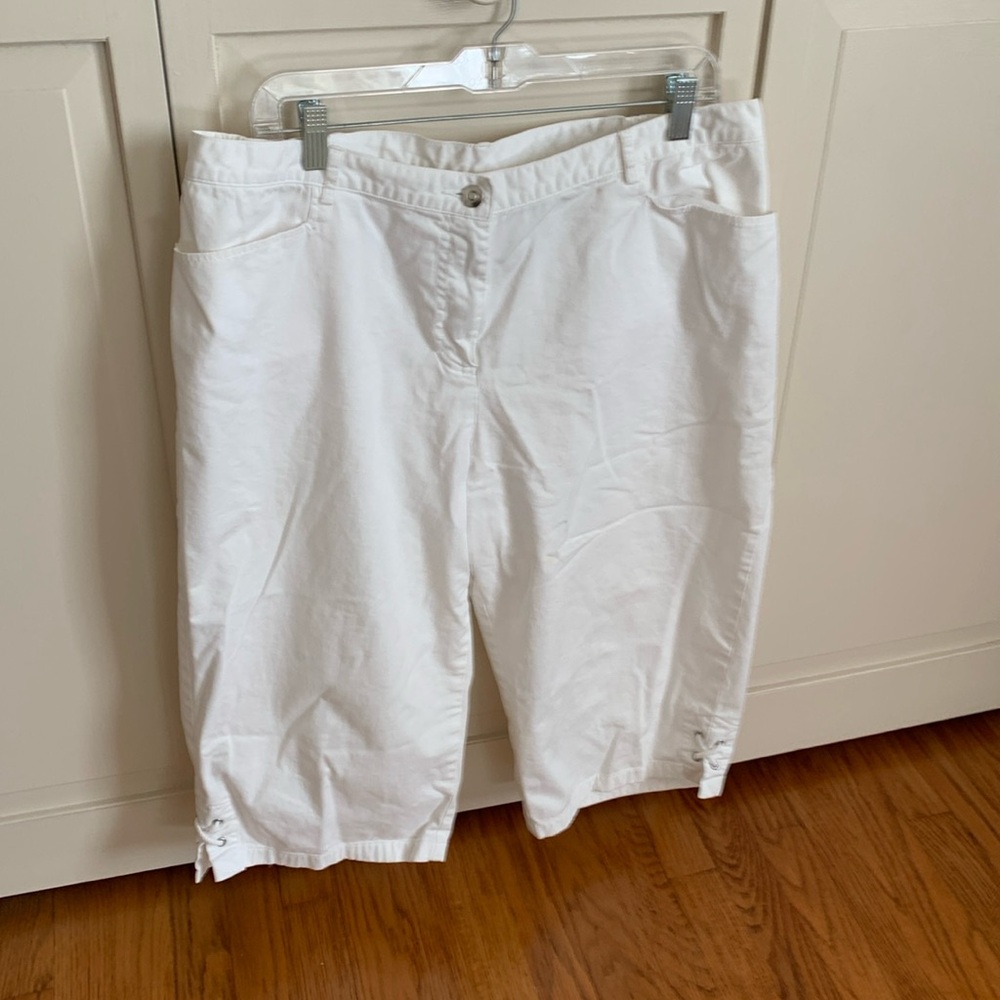 Women’s white capris, Ruby Rd
Sides on waist have elastic.